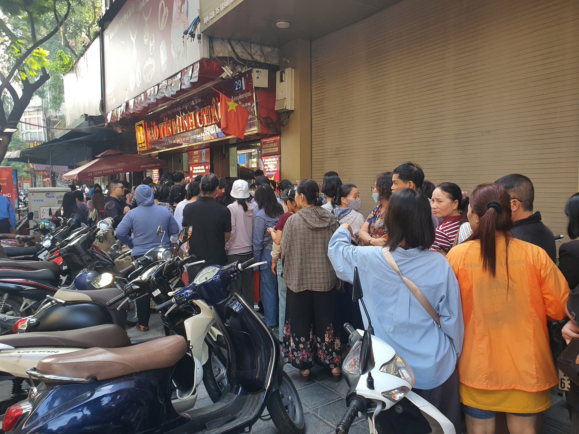 Trước cửa một tiệm vàng khác cũng đông không kém.