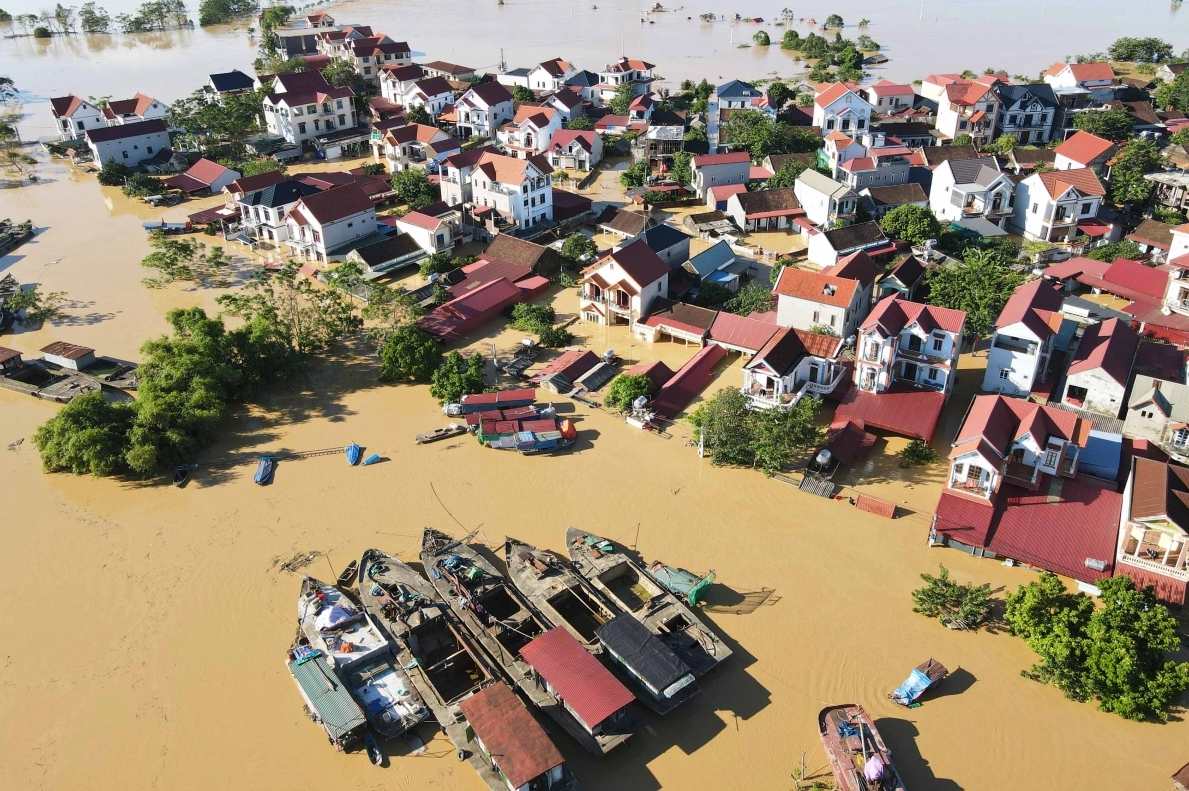 Nước sông Cầu dâng cao khiến nhiều ngôi nhà tại xã Hợp Thịnh, tỉnh Bắc Ninh chìm sâu trong biển nước, chiều 8.10. Ảnh: Vân Trường