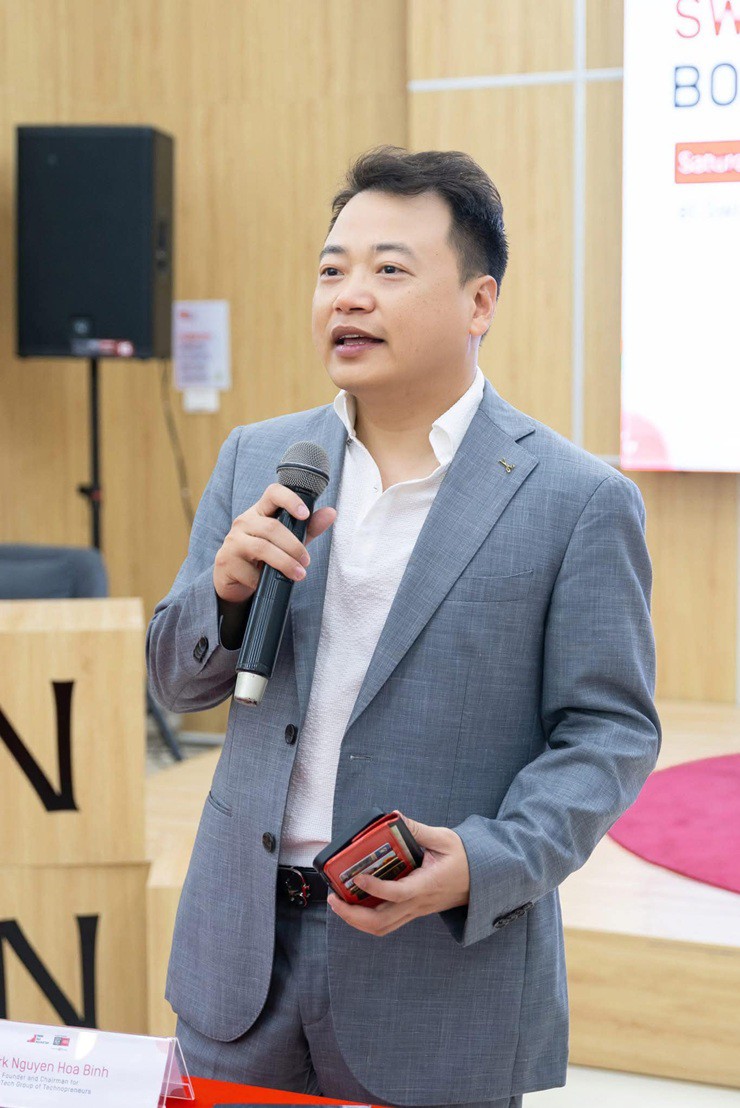 Ông Nguyễn Hòa Bình vẫn đang được giới thiệu là nhà sáng lập, Chủ tịch kiêm Tổng giám đốc điều hành Tập đoàn NextTech