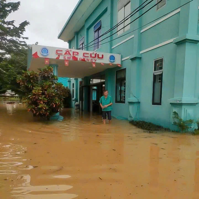 Giám đốc bệnh viện lội nước hỗ trợ công tác khám chữa bệnh và vận chuyển bệnh nhân. Ảnh: Bệnh viện cung cấp