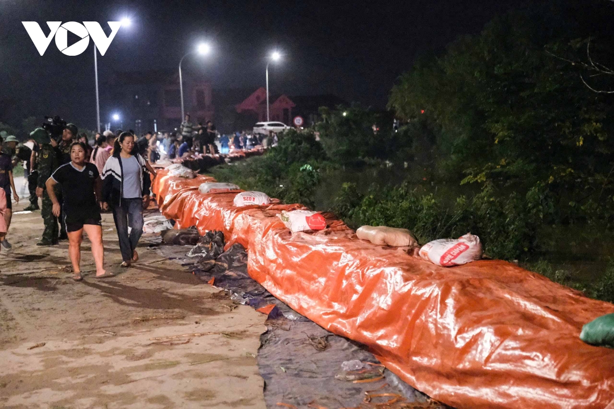 lu song cau dat dinh, gan 2.000 nguoi o bac ninh xuyen dem dap de Dau han hinh anh 3