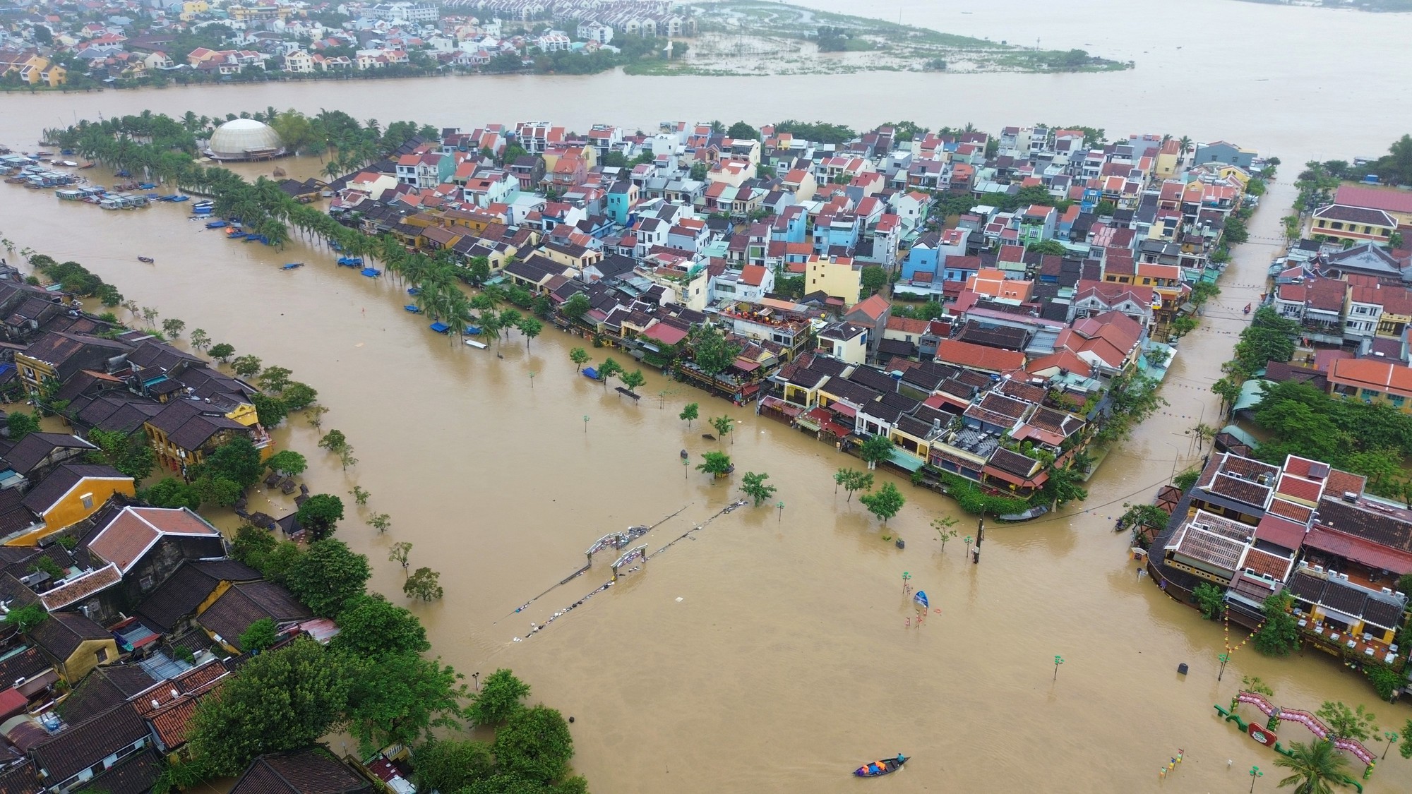 Toàn cảnh Hội An và Đà Nẵng những ngày chìm trong biển nước- Ảnh 4.
