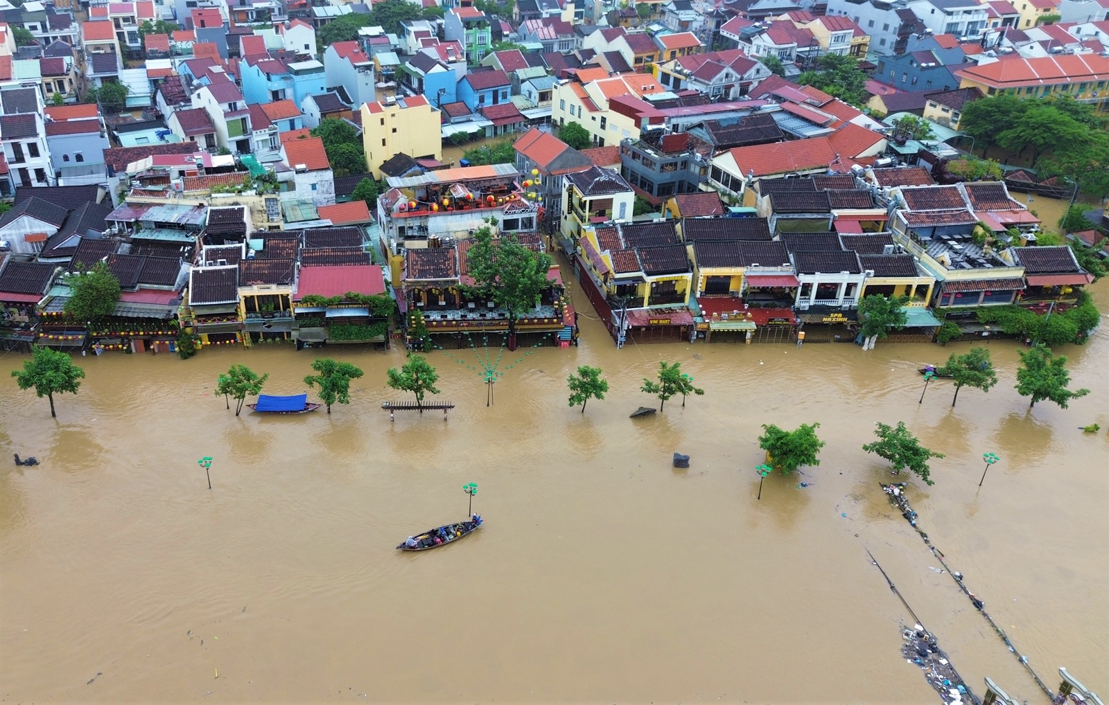 Toàn cảnh Hội An và Đà Nẵng những ngày chìm trong biển nước- Ảnh 3.