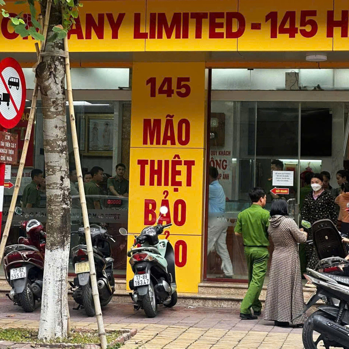 Cơ quan công an khám xét tại cửa hàng vàng của Công ty TNHH vàng bạc Mão Thiệt Bảo Thảo ở phường Thái Bình, tỉnh Hưng Yên.