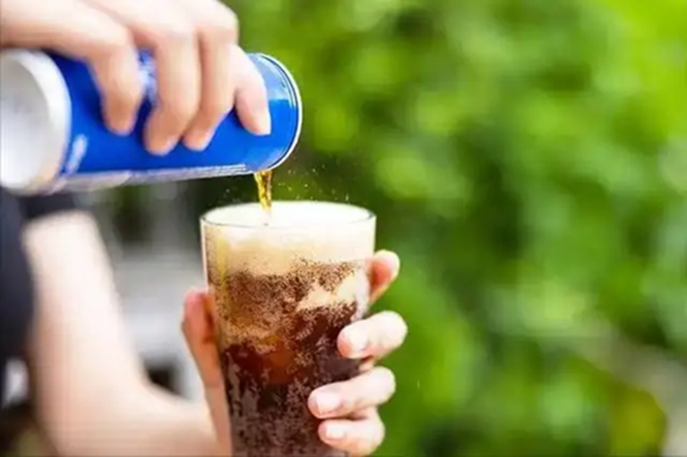 Ngày càng nhiều người tử vong vì suy thận, bác sĩ khuyên: Chớ dại đụng 4 loại nước này- Ảnh 1.