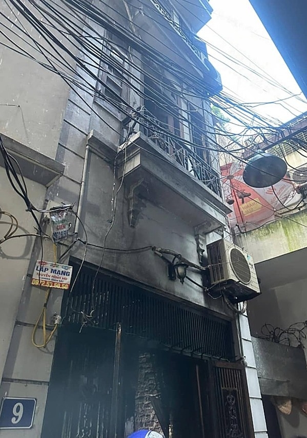 Ngôi nhà cháy nằm sâu trong ngách, mặt ngách rộng chưa tới 2 m. 