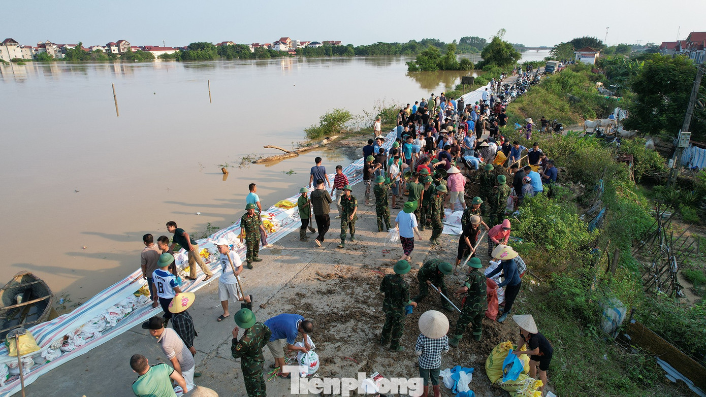 Nước sông Cầu vượt báo động 3 hơn 2 mét, Hà Nội thông báo khẩn cấp di dời dân- Ảnh 1.