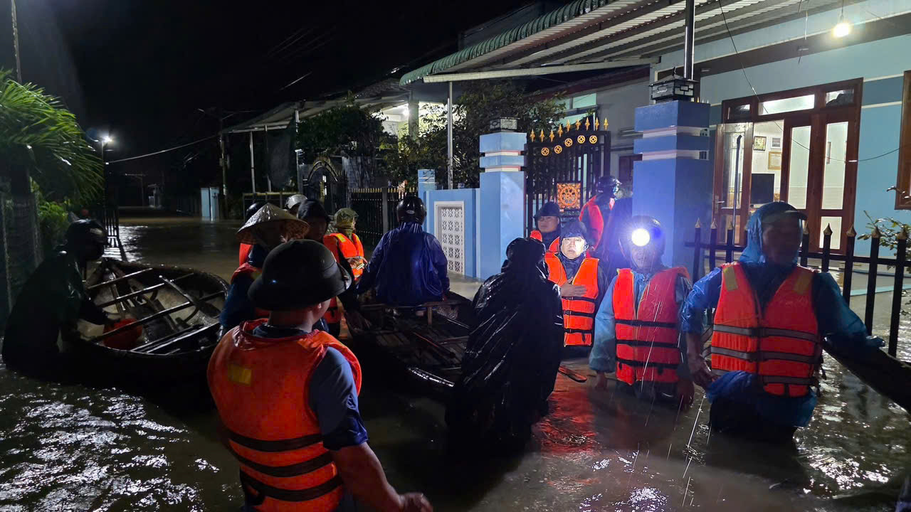Toàn cảnh Hội An và Đà Nẵng những ngày chìm trong biển nước- Ảnh 20.