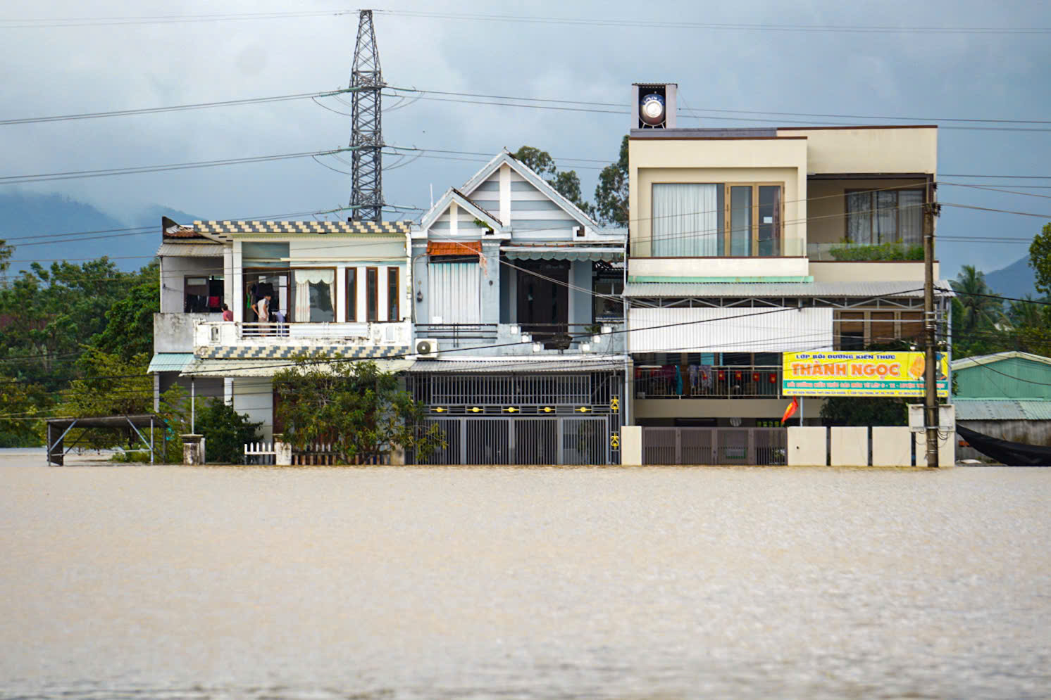 Toàn cảnh Hội An và Đà Nẵng những ngày chìm trong biển nước- Ảnh 18.