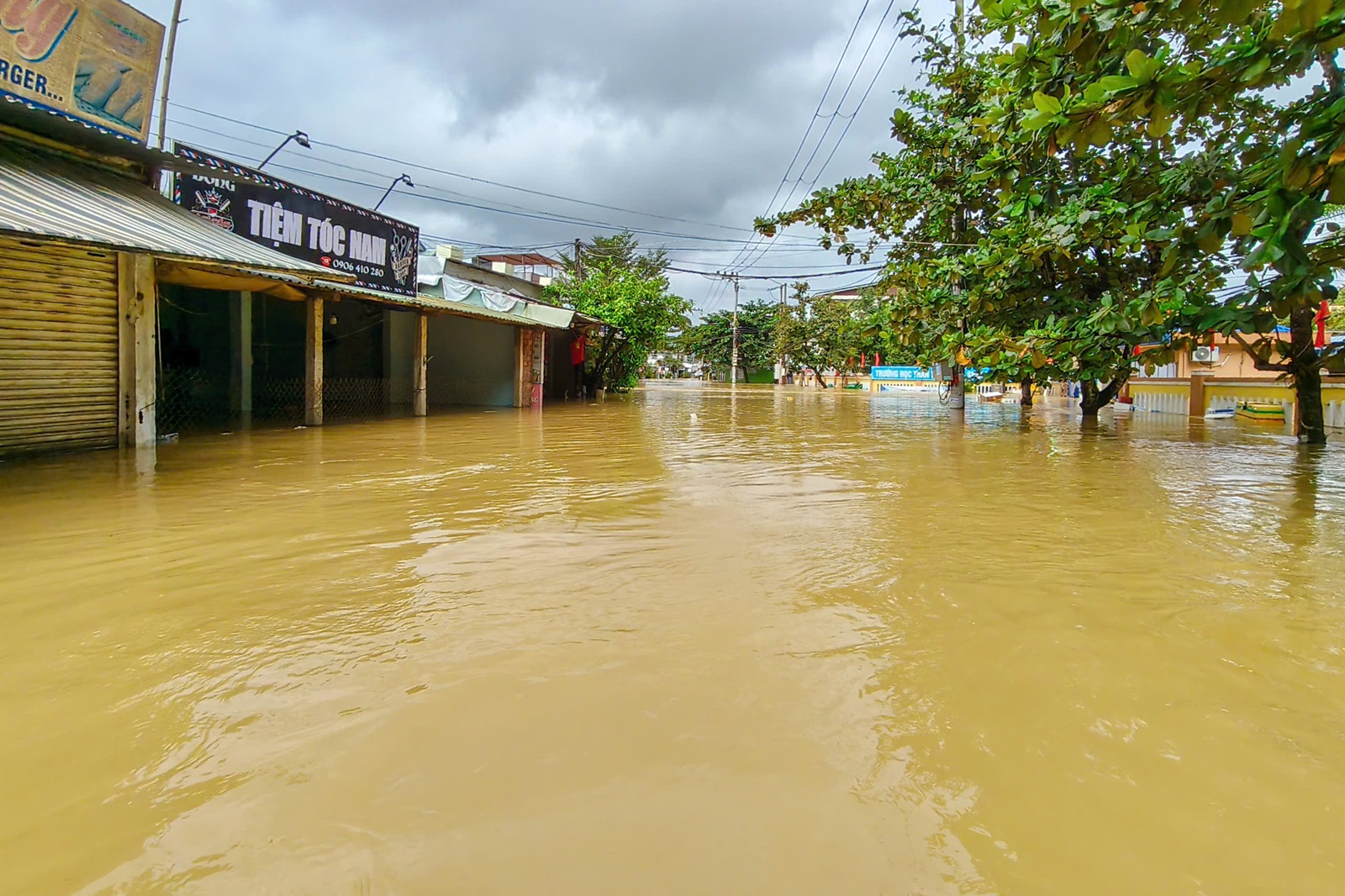 Toàn cảnh Hội An và Đà Nẵng những ngày chìm trong biển nước- Ảnh 2.