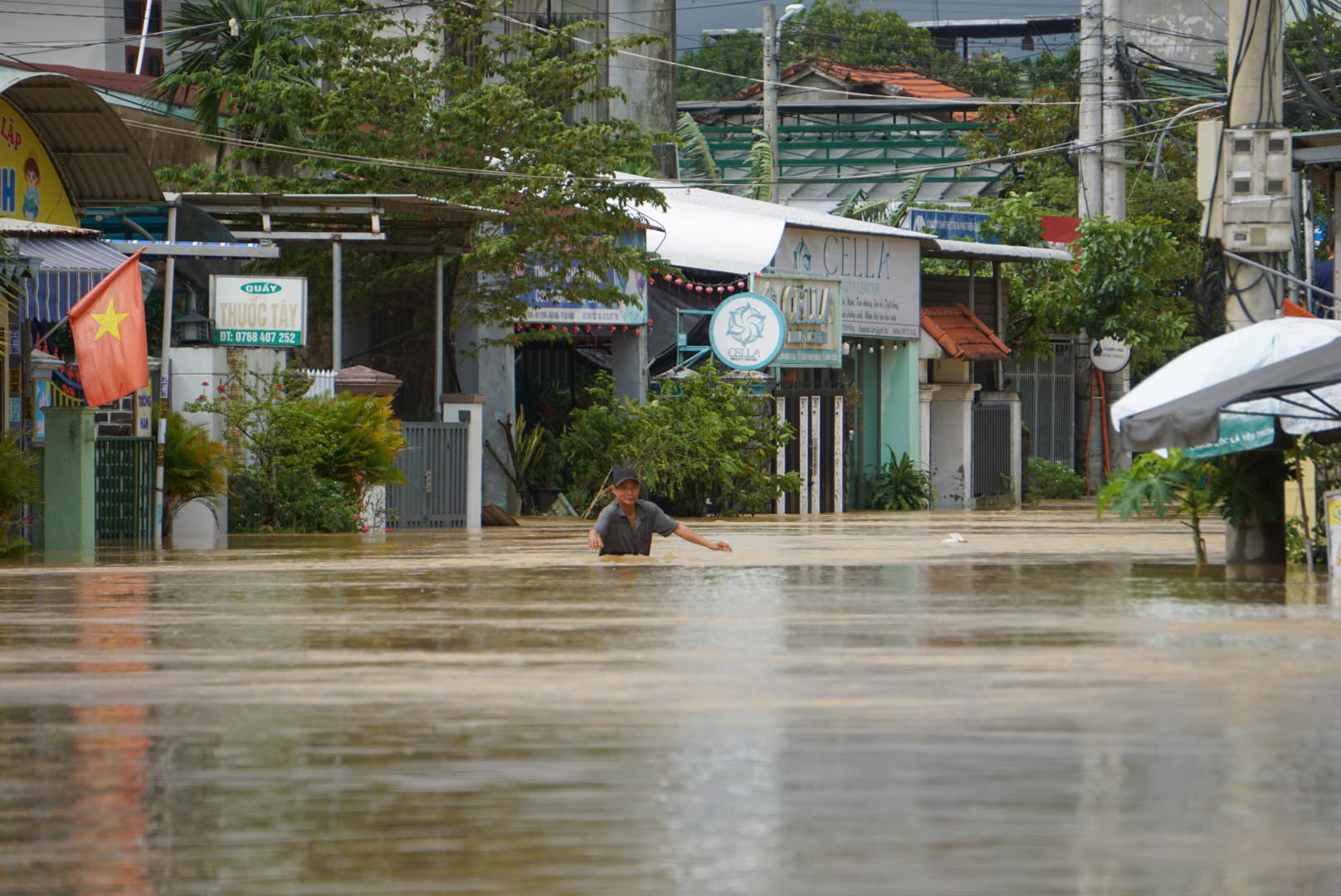 Toàn cảnh Hội An và Đà Nẵng những ngày chìm trong biển nước- Ảnh 6.