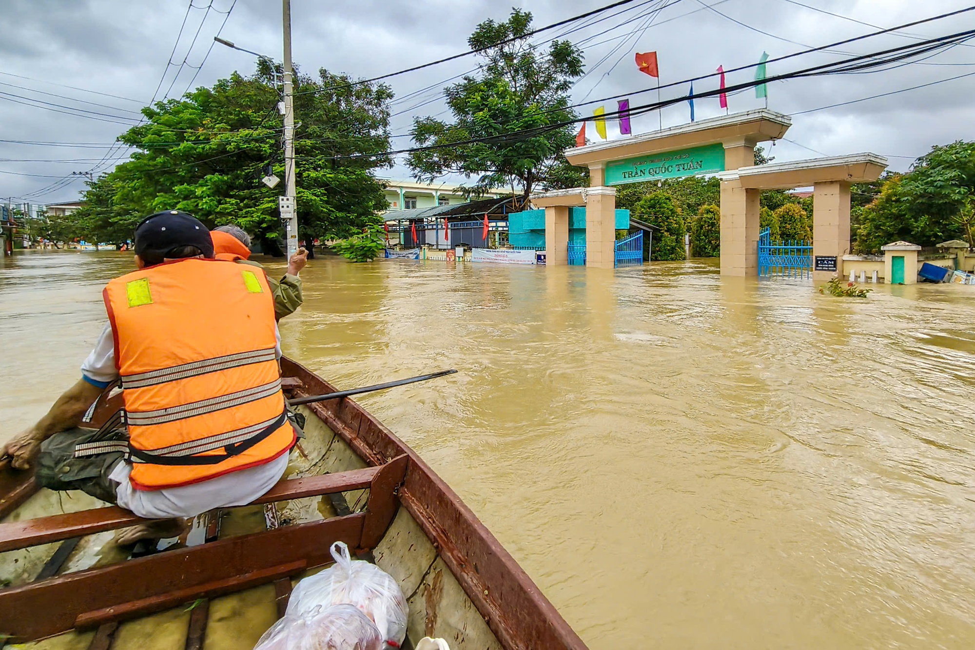 Toàn cảnh Hội An và Đà Nẵng những ngày chìm trong biển nước- Ảnh 7.