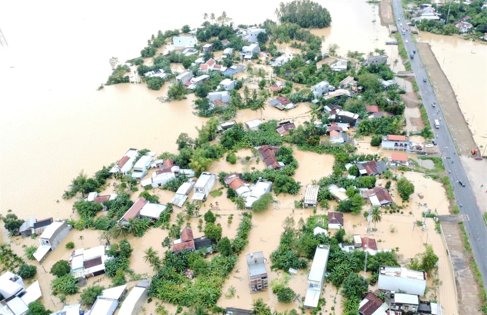 Toàn cảnh Hội An và Đà Nẵng những ngày chìm trong biển nước- Ảnh 16.