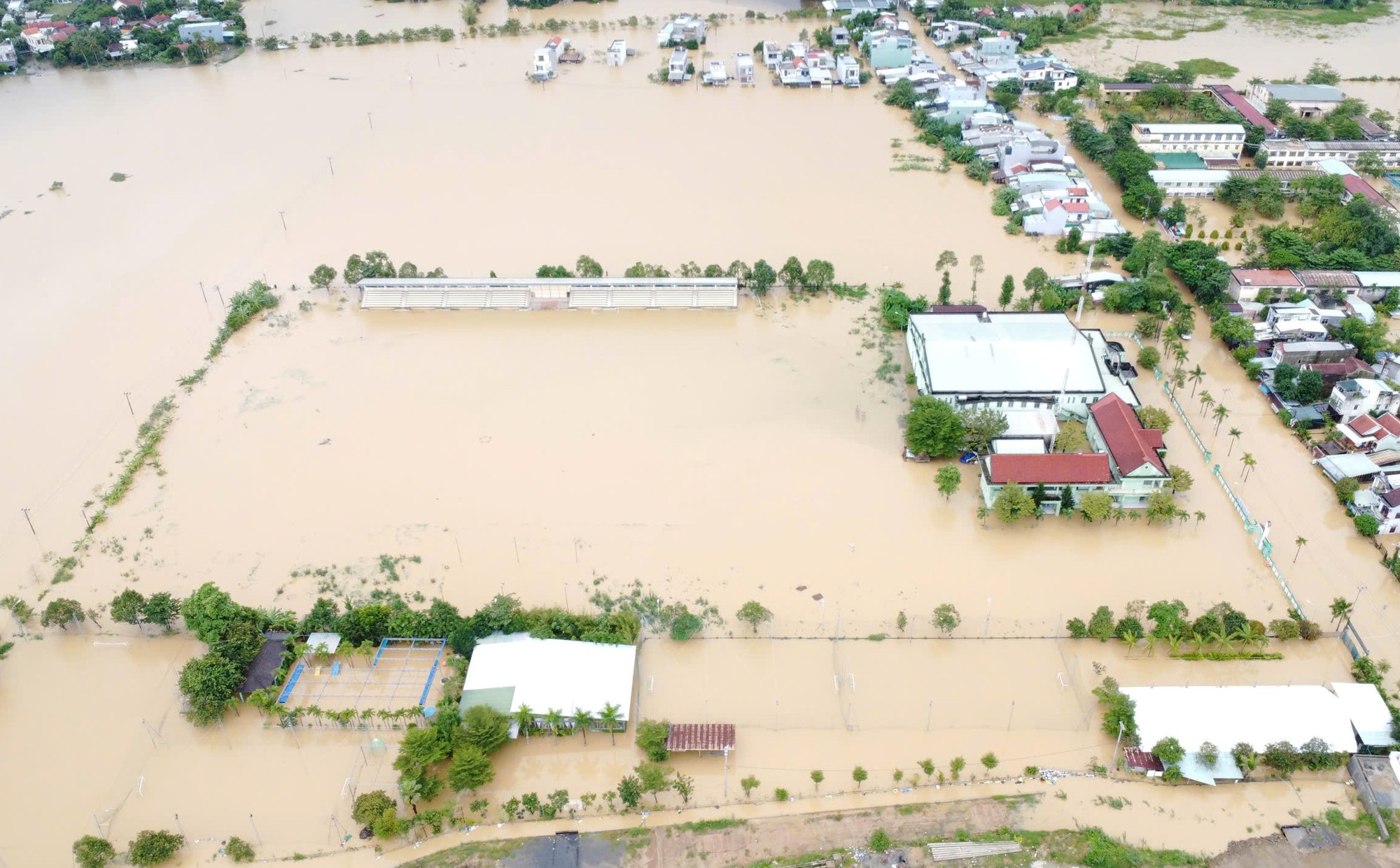 Toàn cảnh Hội An và Đà Nẵng những ngày chìm trong biển nước- Ảnh 10.