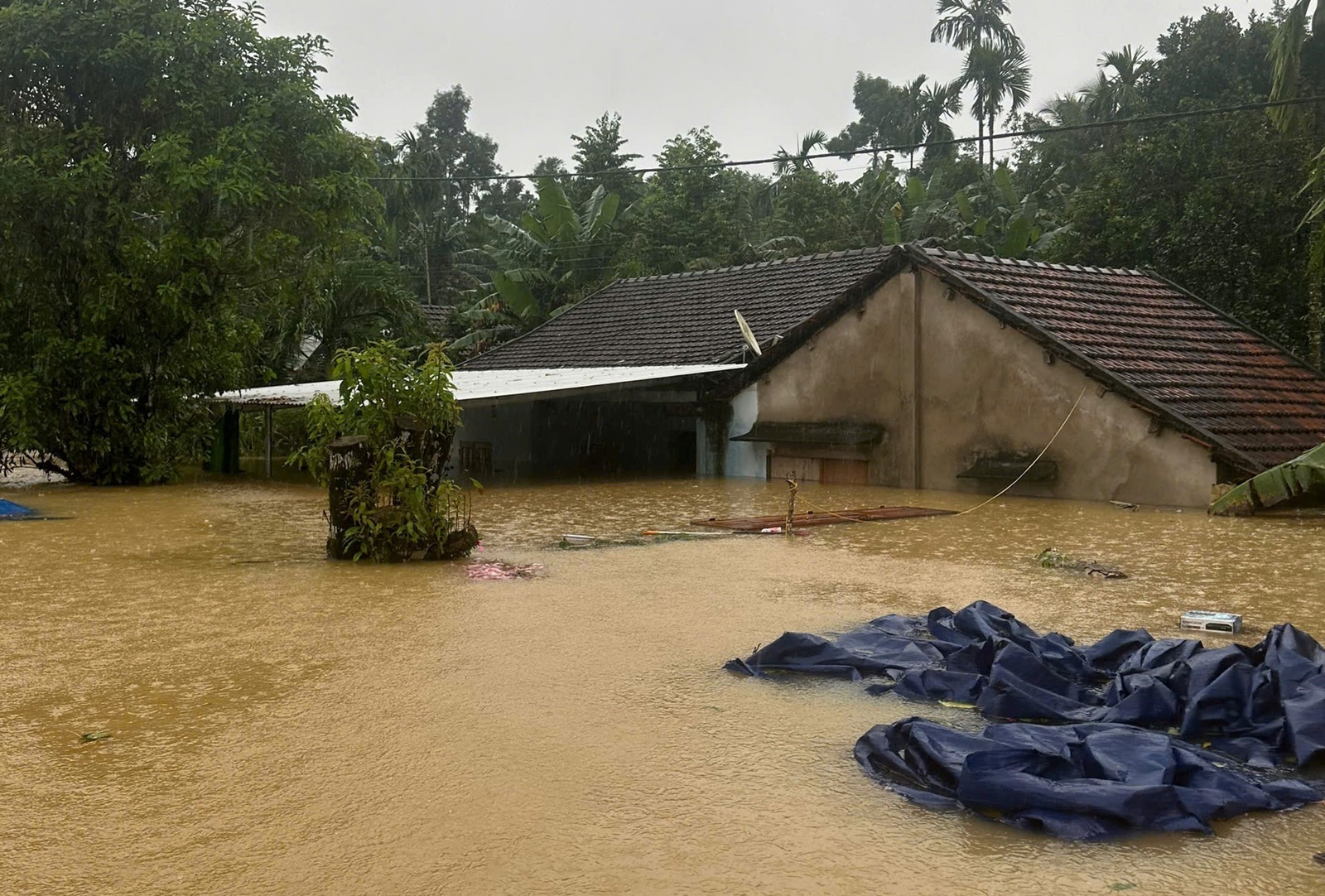 Toàn cảnh Hội An và Đà Nẵng những ngày chìm trong biển nước- Ảnh 13.