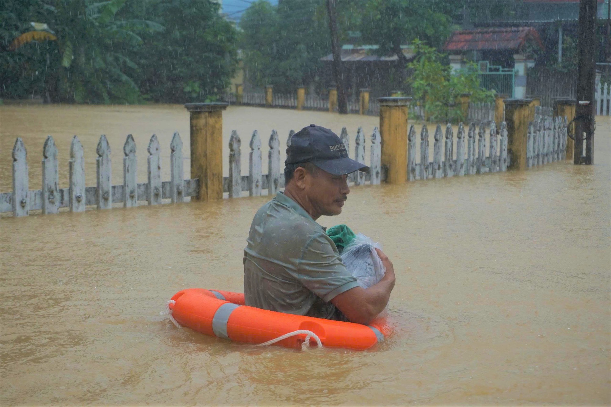 Toàn cảnh Hội An và Đà Nẵng những ngày chìm trong biển nước- Ảnh 17.
