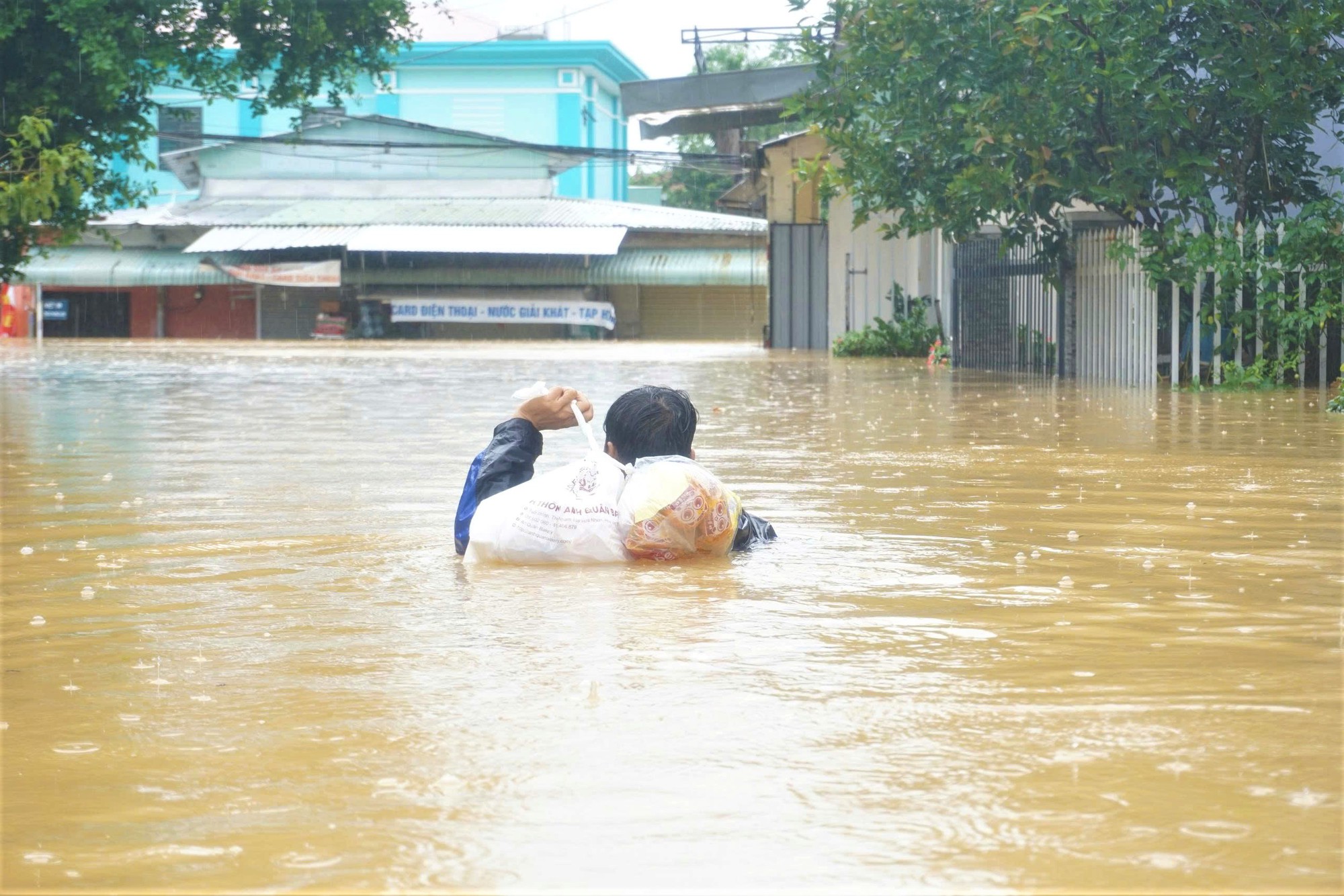 Toàn cảnh Hội An và Đà Nẵng những ngày chìm trong biển nước- Ảnh 8.
