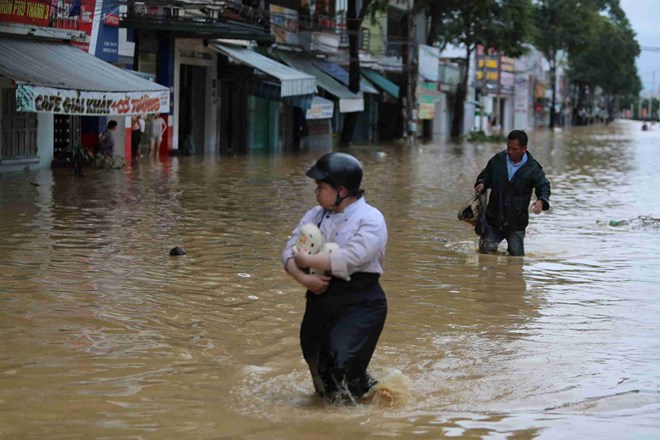 Dự báo miền Trung tiếp tục chịu ảnh hưởng từ bão số 15. Ảnh: Hữu Long