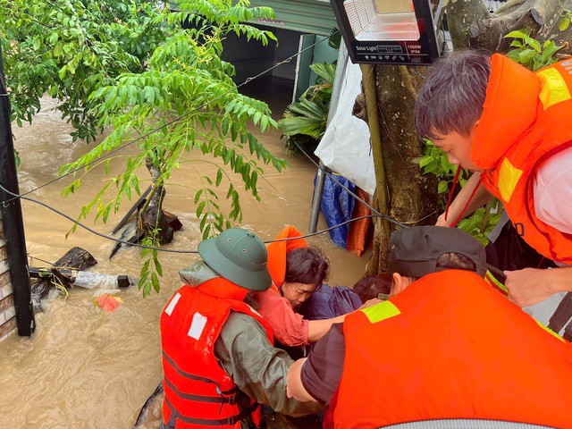 Lực lượng Cảnh sát PCCC và CNCH Công an tỉnh Đắk Lắk giải cứu người dân. Ảnh: NLĐO