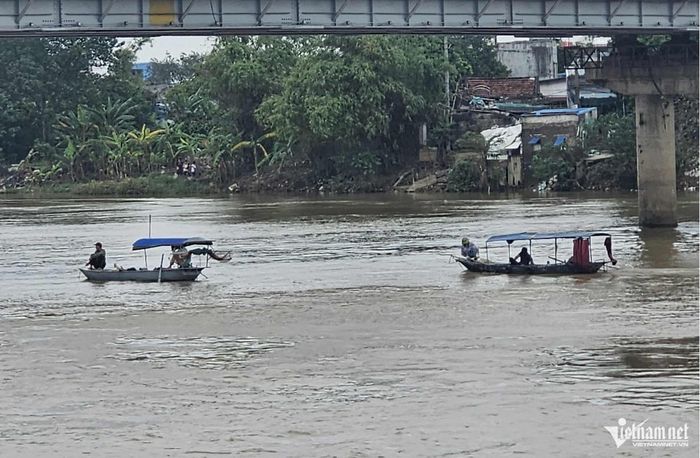 Lực lượng chức năng đang tổ chức tìm kiếm người nhảy cầu, nghi là anh H. Ảnh: T.T