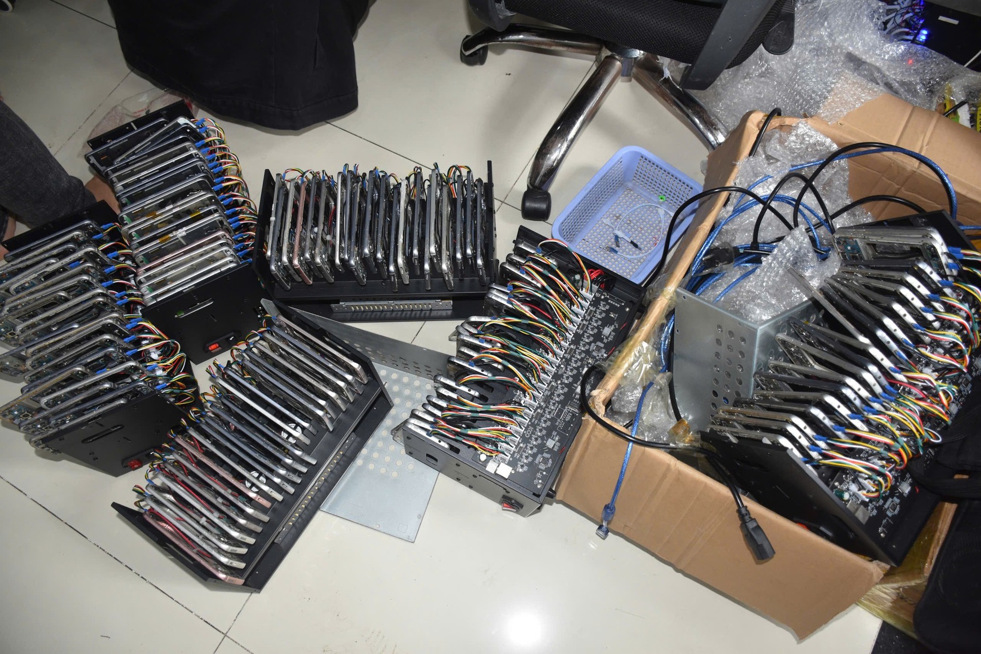 Đột kích "trang trại" 2.000 điện thoại ở Đà Nẵng: Chuyên "nuôi" tài khoản Zalo, Tinder ảo để phục vụ lừa đảo Campuchia- Ảnh 3.