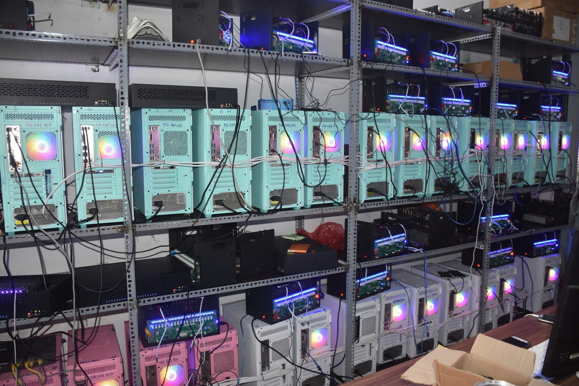 Đột kích "trang trại" 2.000 điện thoại ở Đà Nẵng: Chuyên "nuôi" tài khoản Zalo, Tinder ảo để phục vụ lừa đảo Campuchia- Ảnh 2.