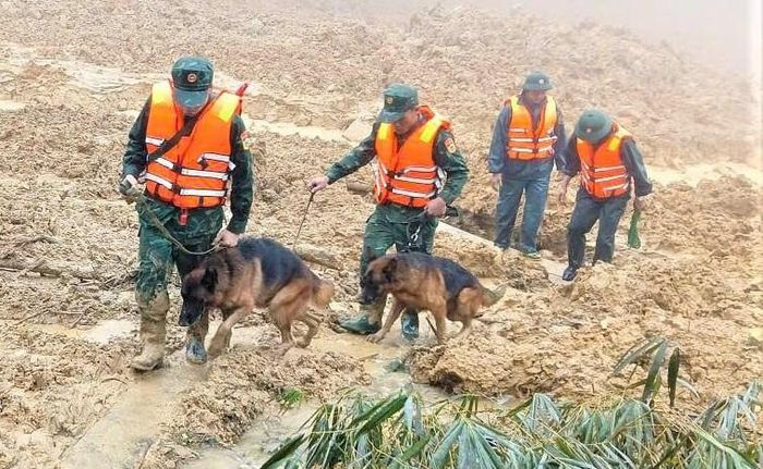 Công tác tìm kiếm các nạn nhân mất tích phải tạm dừng do thời tiết xấu. (Ảnh: Đ.N)