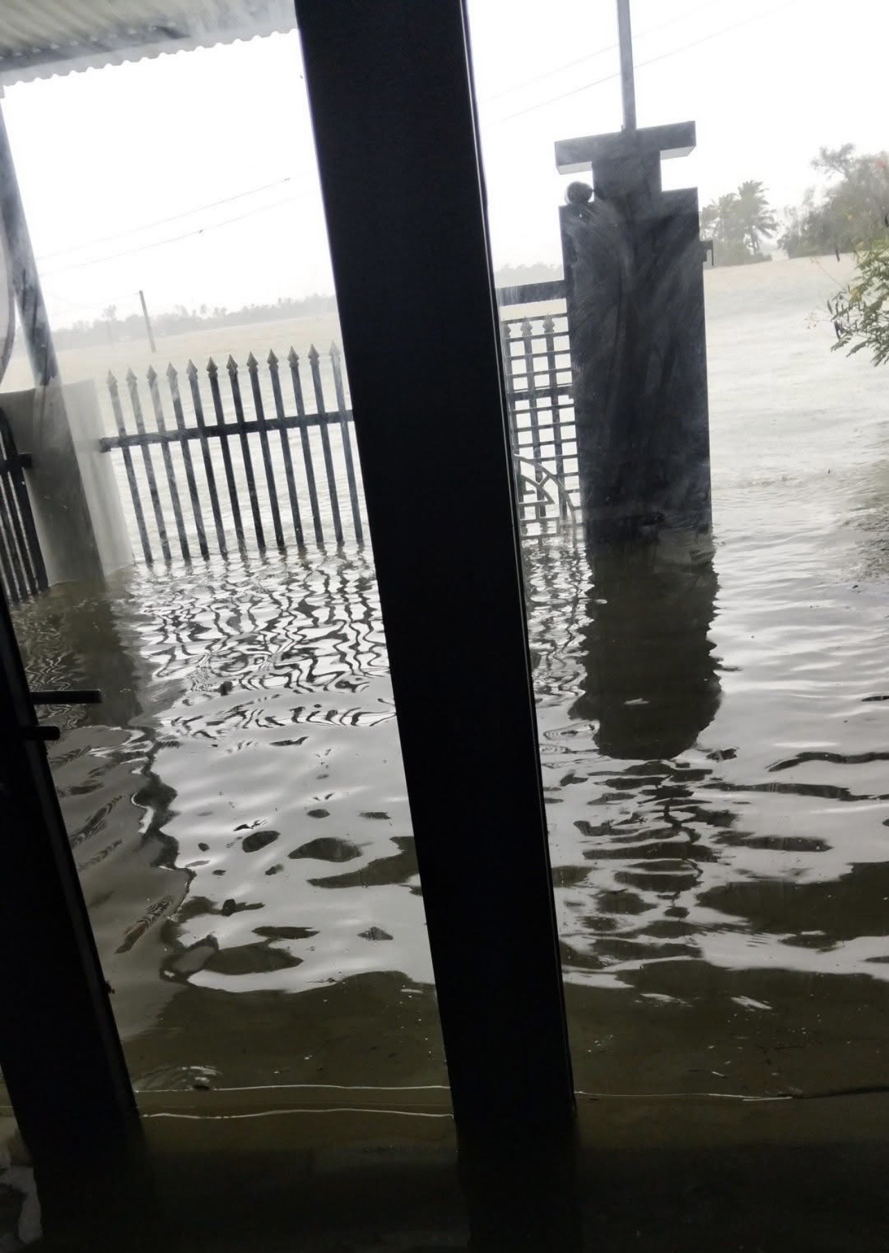 3 mẹ con ngồi trên mái nhà 27 tiếng tránh lũ, vừa được cứu xuống thì nhận tin xé lòng- Ảnh 2.