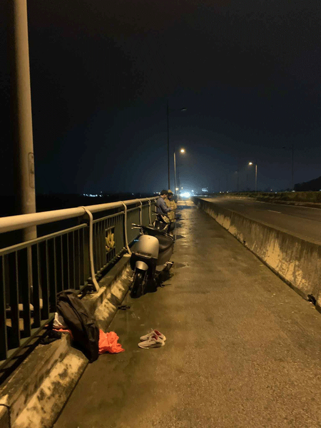 Con-trai-nguoi-phu-nu-lam-dieu-dai-dot-o-cau-ben-thuy-vi-qua-nhieu-benh-con-cung-dau-lam-me-biet-khong-2