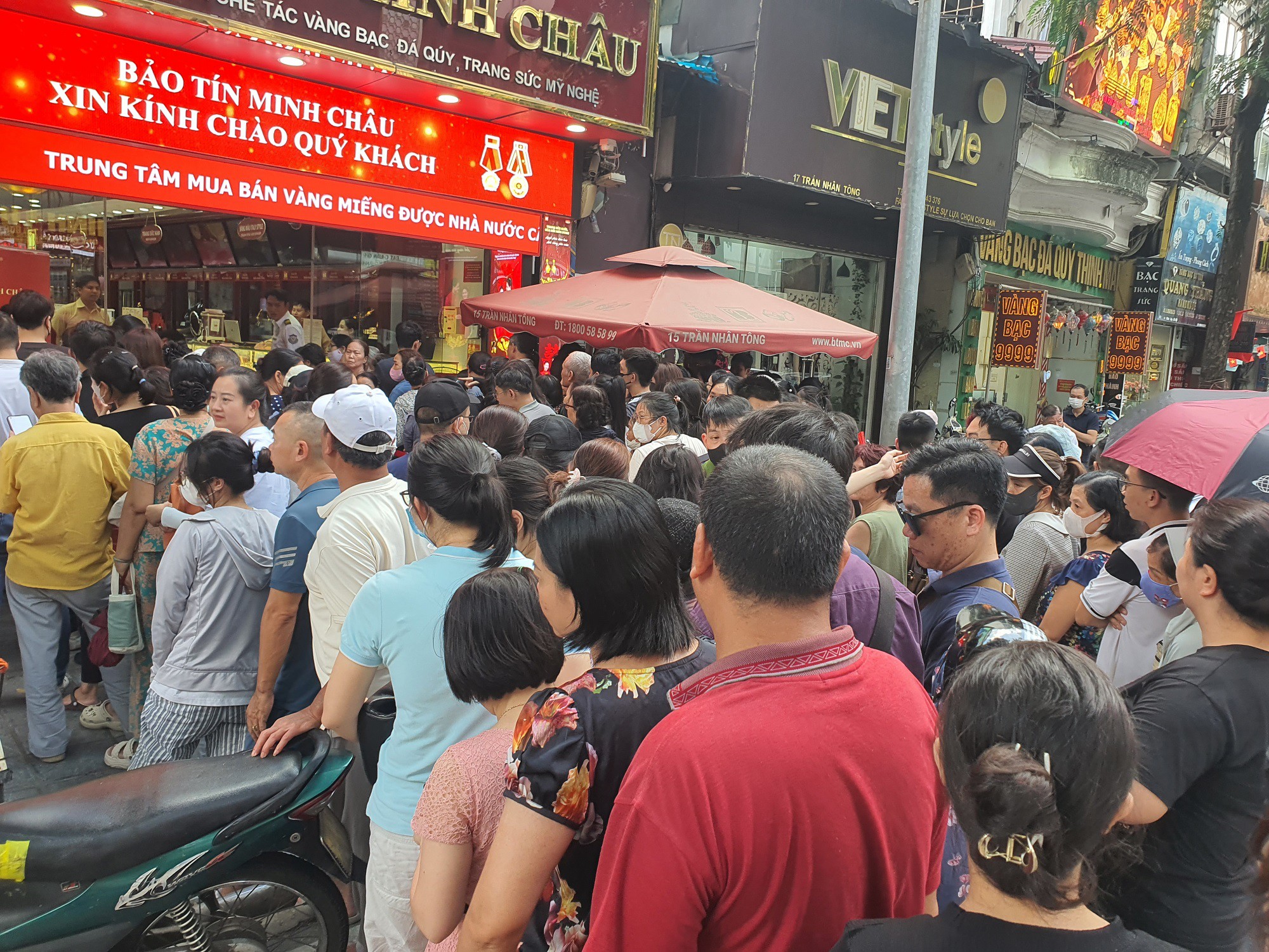 Giá vàng đảo chiều bất ngờ, nhiều người vét sạch két mua vàng, chưa nhận được hàng đã lỗ nặng - 2