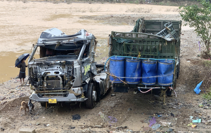 Đầu vào đuôi xe được vào bờ. Ảnh: Minh Phạm