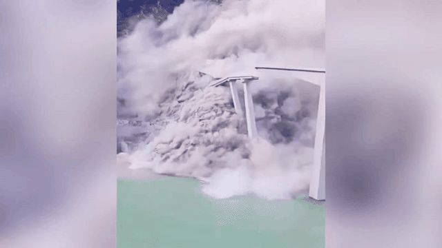 Cầu vượt cao tốc dài 750m sập, những trụ cầu cao bằng cả tòa nhà đổ như domino: Mới hoàn thành đầu năm, nhà chức trách không đề cập tới lỗi thi công hay thiết kế