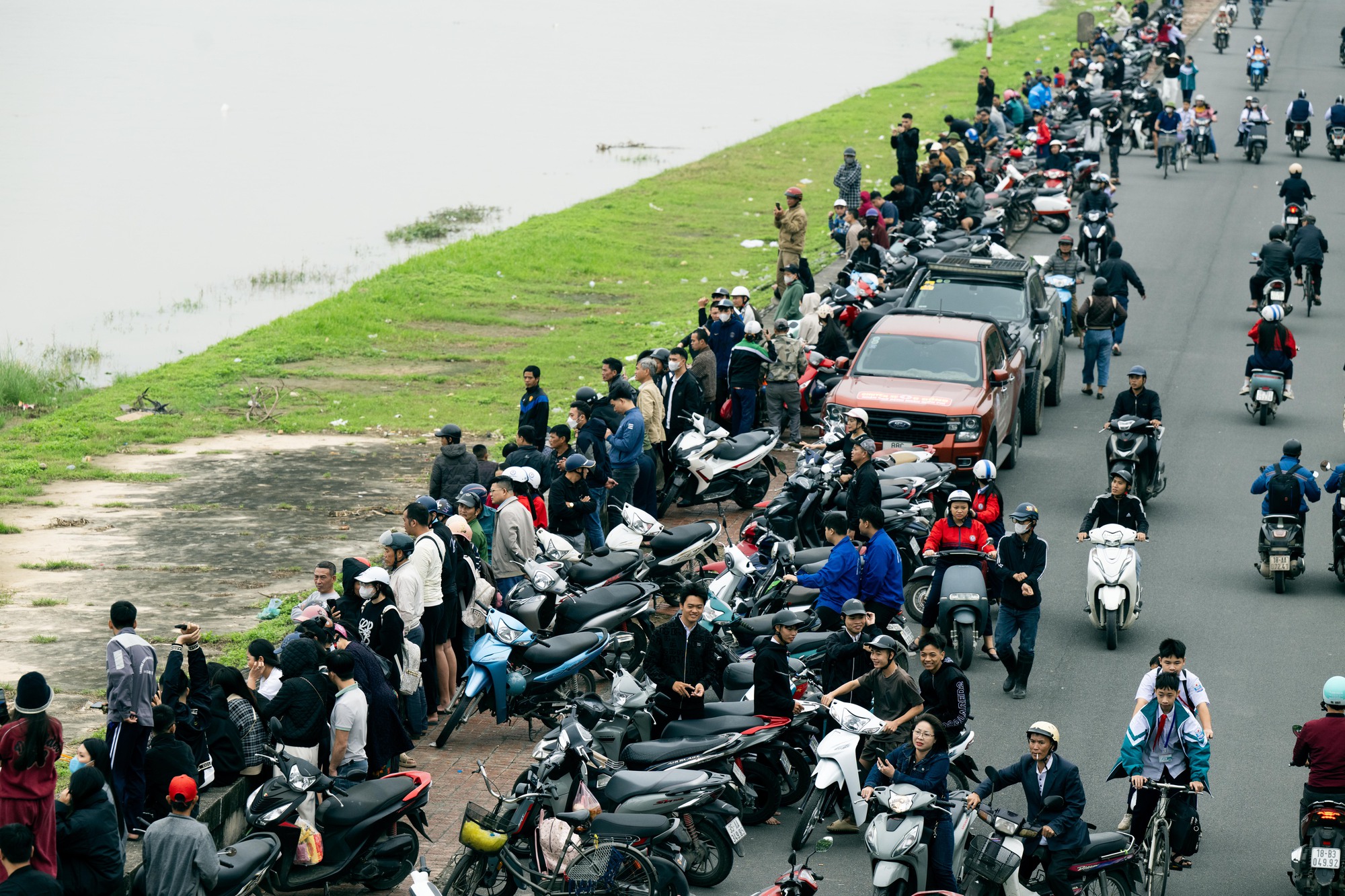 Vụ chú rể sinh năm 2002 nghi nhảy cầu trong ngày đón dâu ở Ninh Bình: Cảnh tượng tại hiện trường khiến nhiều người xót xa- Ảnh 5.
