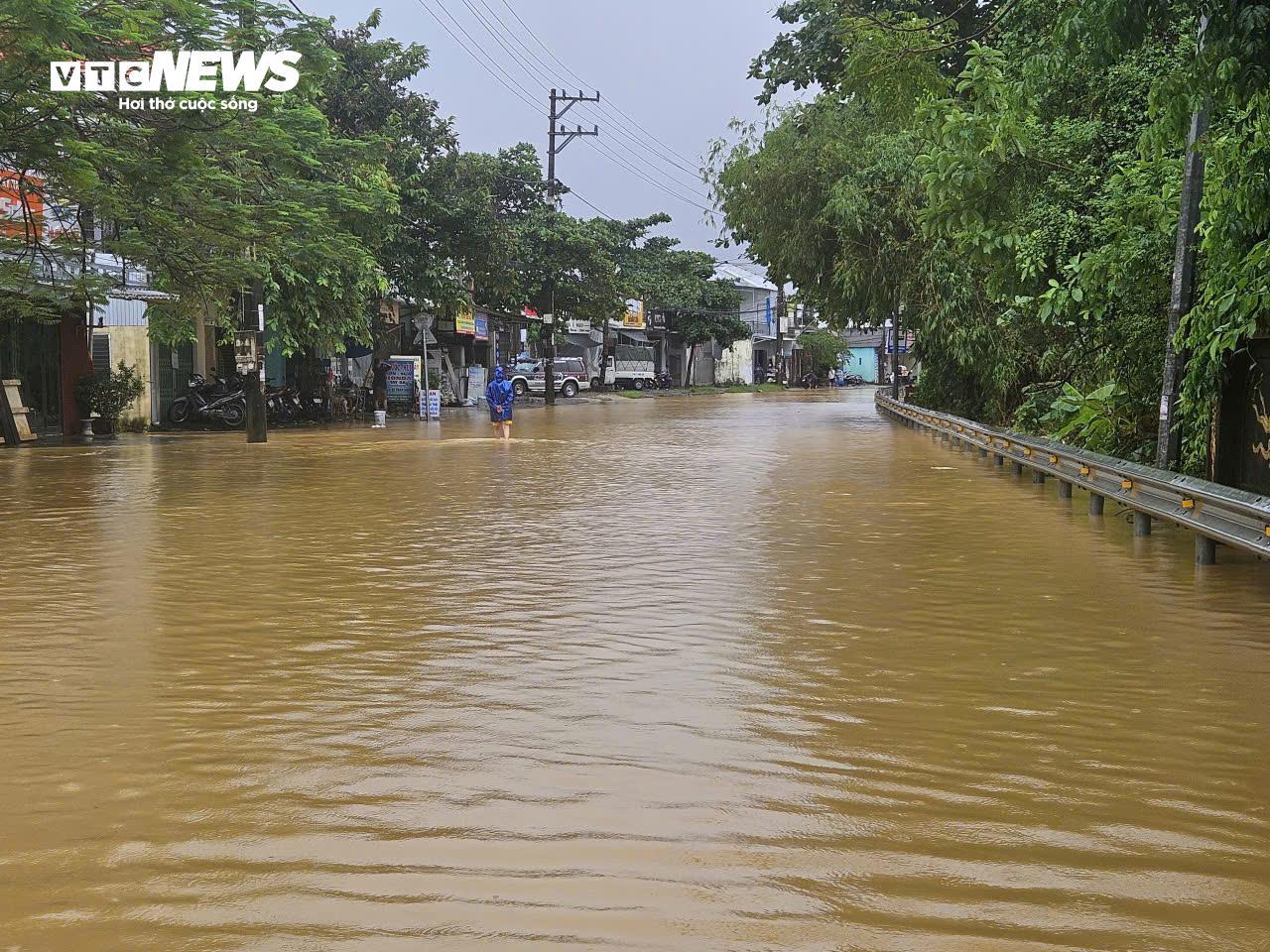 Nước sông dâng vượt xa báo động 3, TP Huế tiếp tục chìm trong biển nước- Ảnh 7.