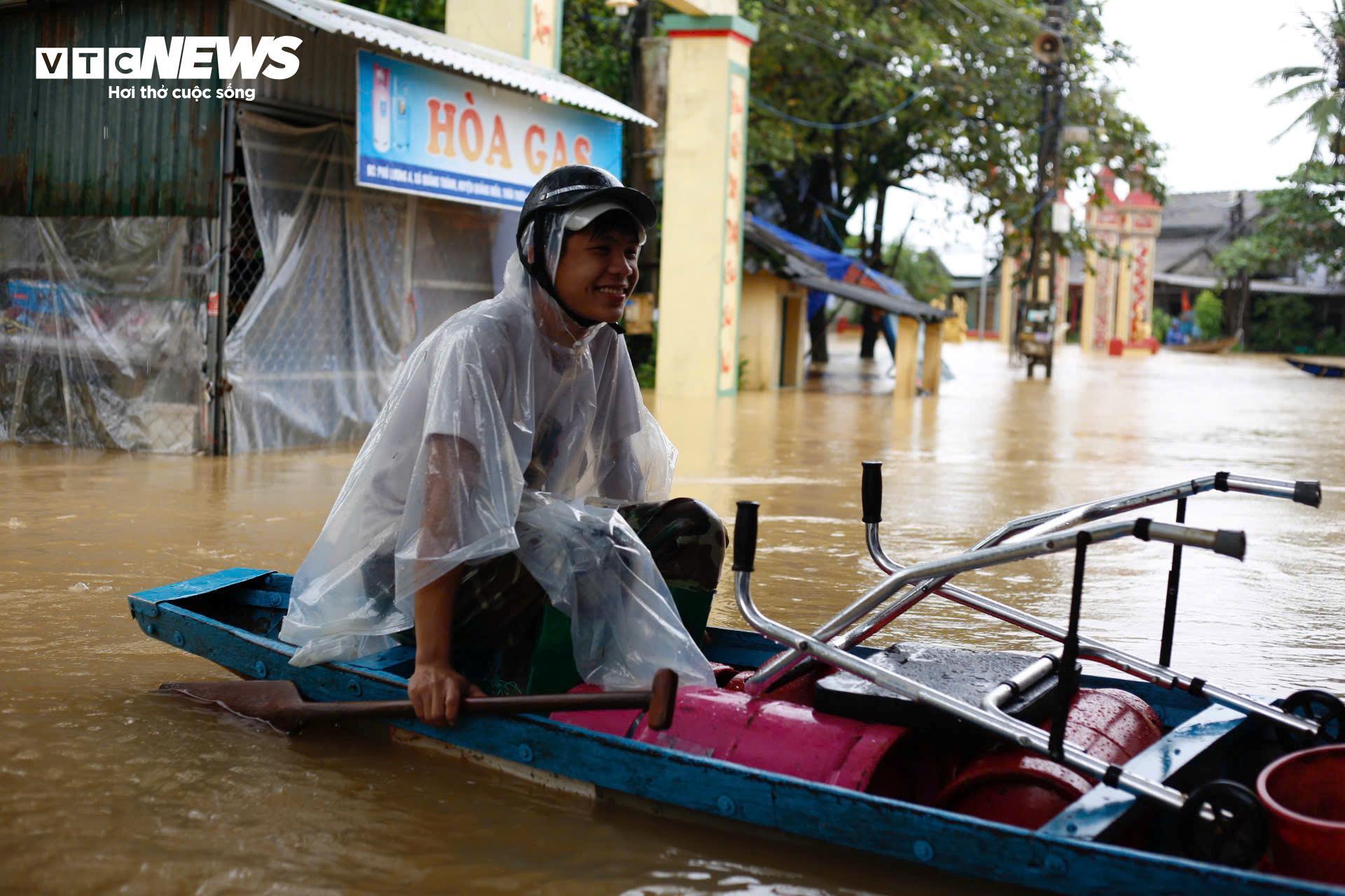 Nước sông dâng vượt xa báo động 3, TP Huế tiếp tục chìm trong biển nước- Ảnh 2.