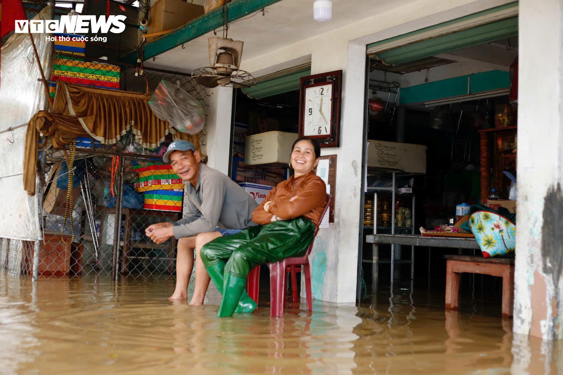 Nước sông dâng vượt xa báo động 3, TP Huế tiếp tục chìm trong biển nước- Ảnh 4.