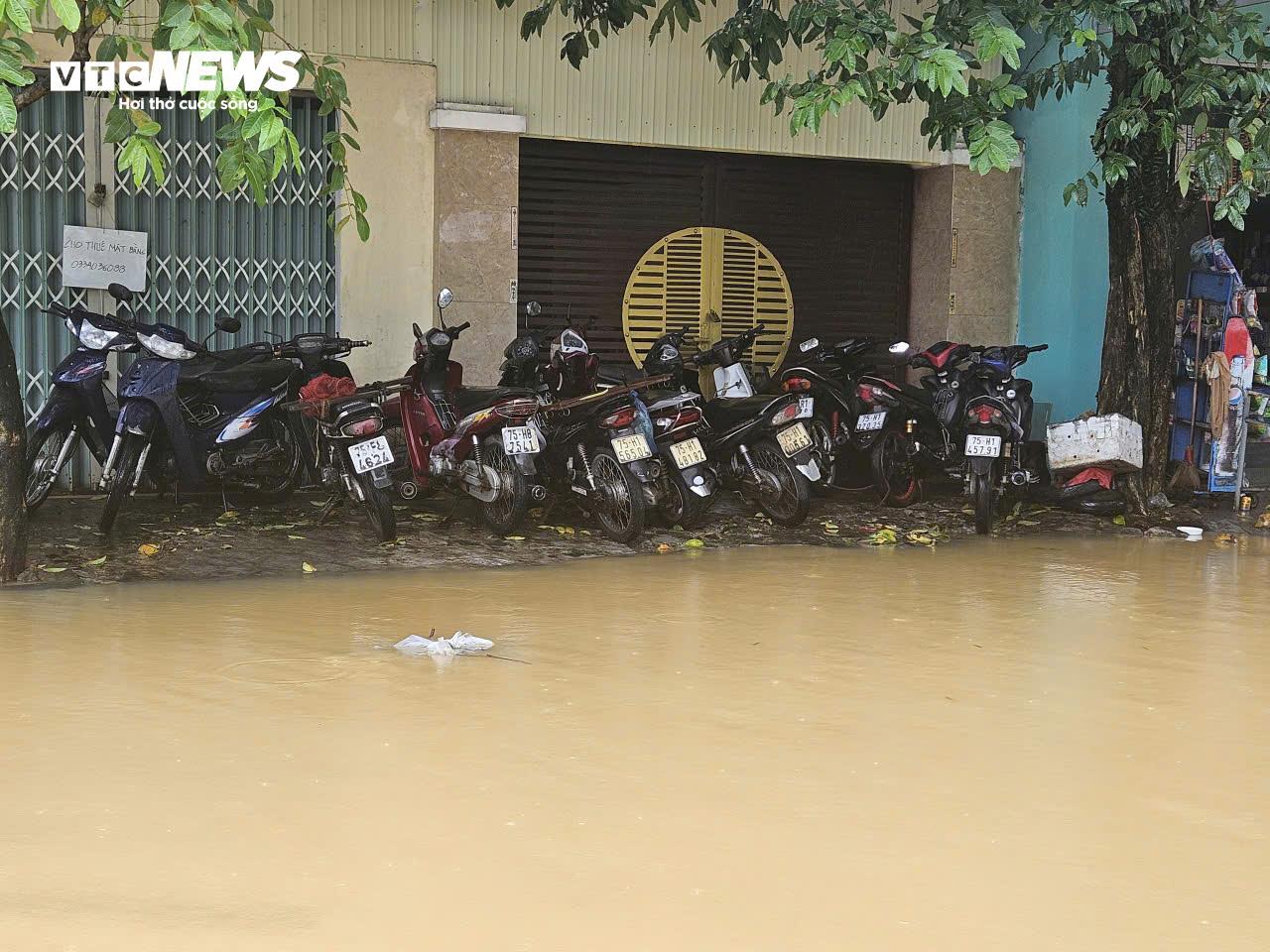 Nước sông dâng vượt xa báo động 3, TP Huế tiếp tục chìm trong biển nước- Ảnh 8.