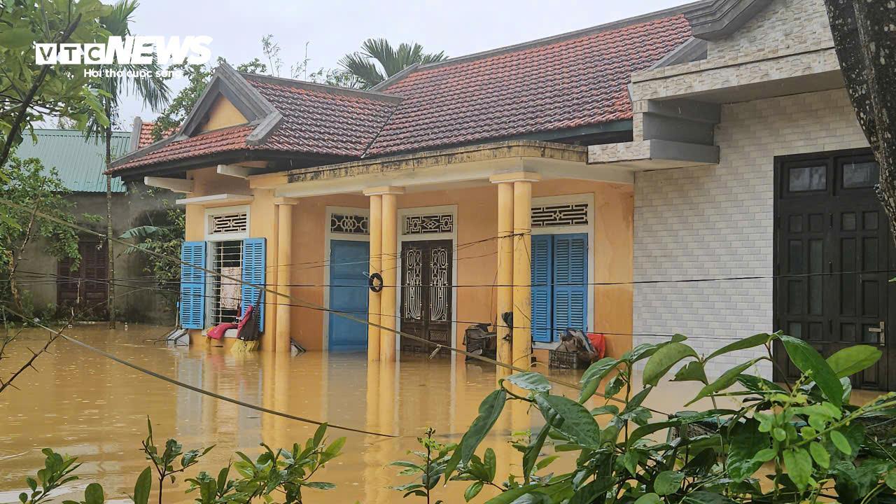Nước sông dâng vượt xa báo động 3, TP Huế tiếp tục chìm trong biển nước- Ảnh 10.