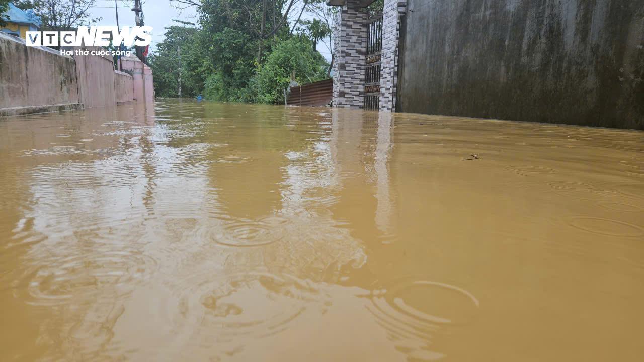 Nước sông dâng vượt xa báo động 3, TP Huế tiếp tục chìm trong biển nước- Ảnh 9.