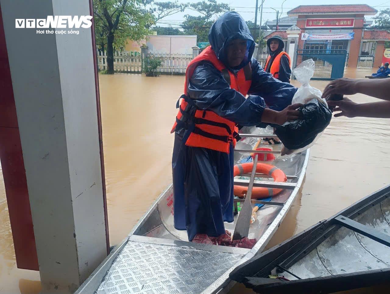 Nước sông dâng vượt xa báo động 3, TP Huế tiếp tục chìm trong biển nước- Ảnh 11.