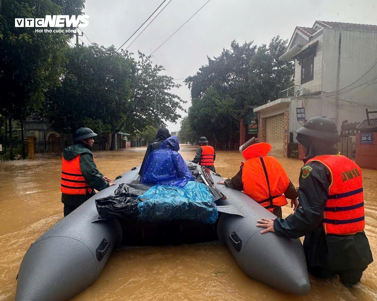 Nước sông dâng vượt xa báo động 3, TP Huế tiếp tục chìm trong biển nước- Ảnh 6.