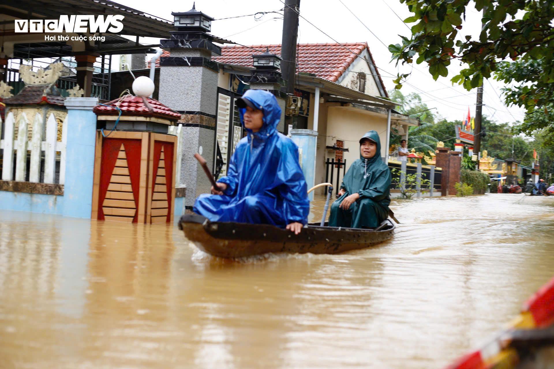 Nước sông dâng vượt xa báo động 3, TP Huế tiếp tục chìm trong biển nước- Ảnh 1.