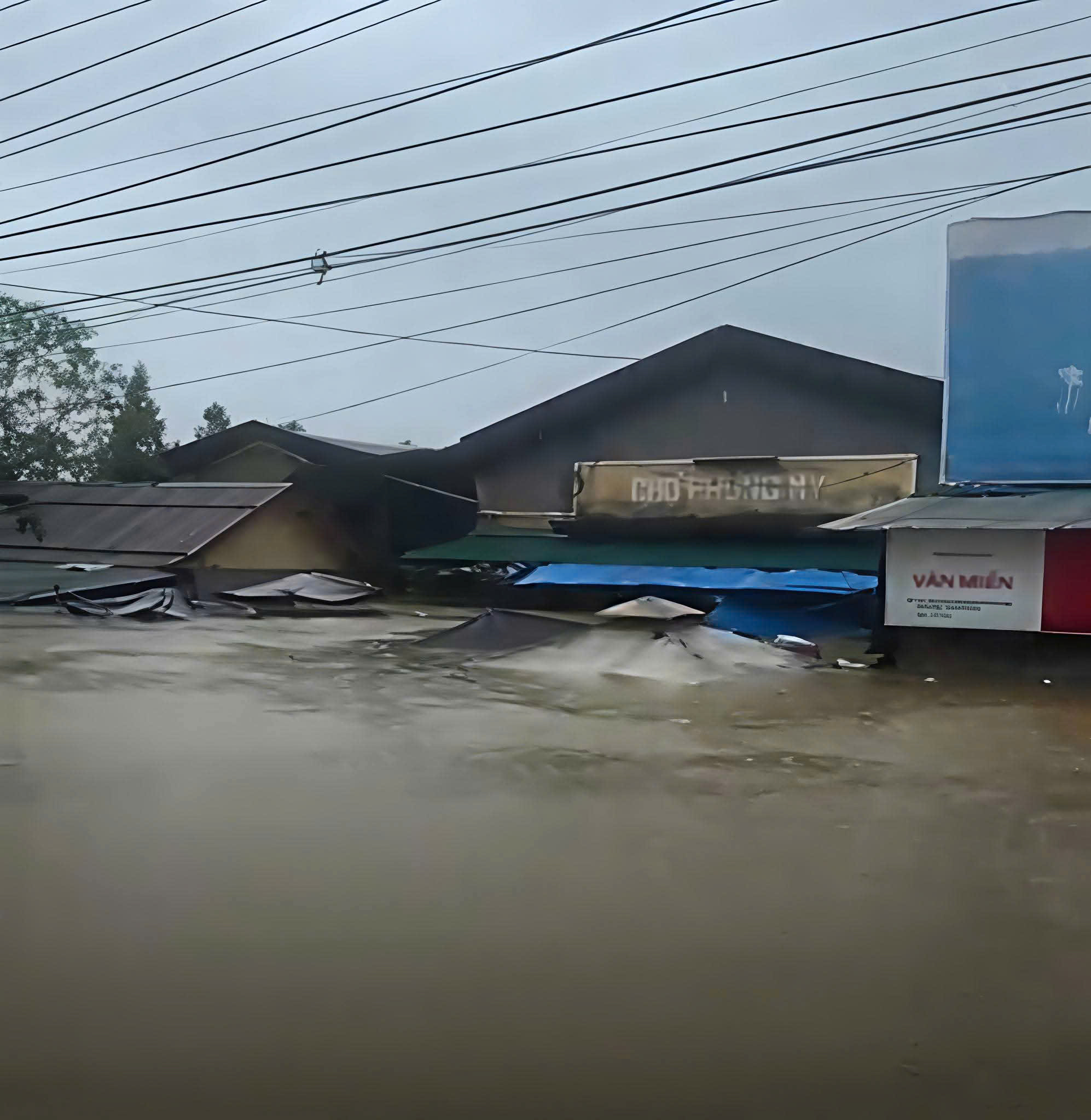 Huế: Chợ ngập tới nóc, quan tài phải khiêng lên ghe do lũ lụt- Ảnh 5.