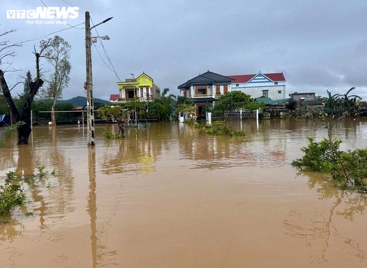 Đi xe đạp điện qua vùng ngập sâu, 3 em nhỏ ở Quảng Trị bị lũ cuốn trôi- Ảnh 2.