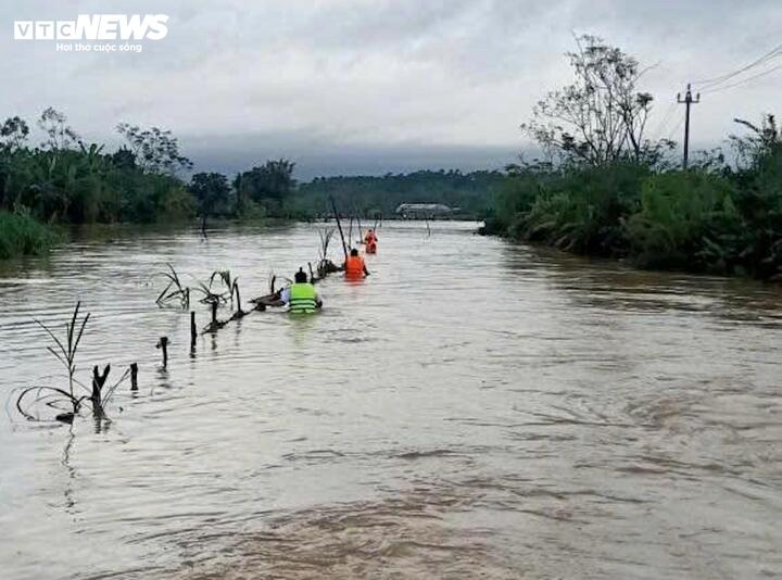 Đi xe đạp điện qua vùng ngập sâu, 3 em nhỏ ở Quảng Trị bị lũ cuốn trôi- Ảnh 1.