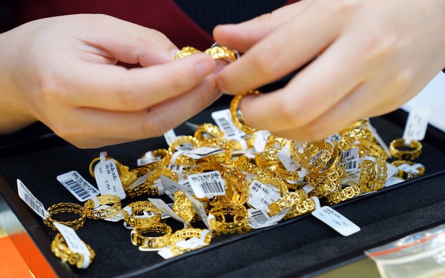 Giá vàng hôm nay 8.11.2025: Đứng yên nhưng người mua lỗ ngay 3 triệu đồng- Ảnh 1.