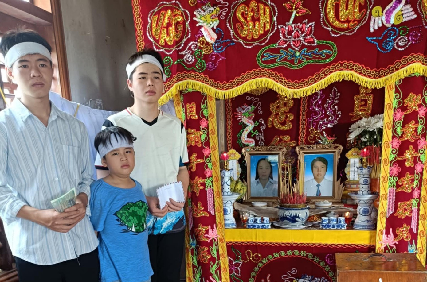 Miễn toàn bộ học phí cho hai anh em sinh viên mất cha mẹ vì lũ- Ảnh 1.