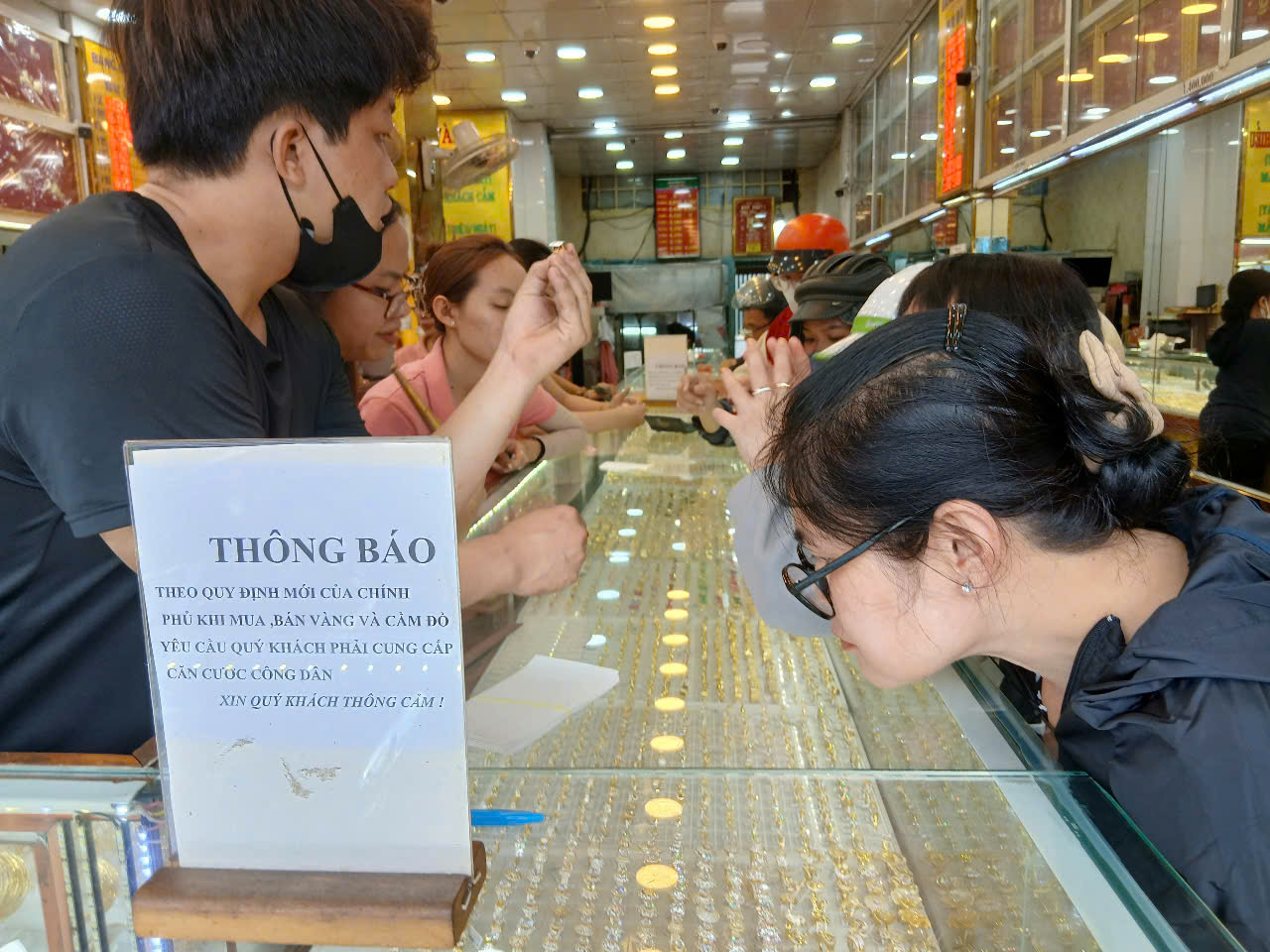 Giá vàng tăng – giảm chóng mặt- Ảnh 1.