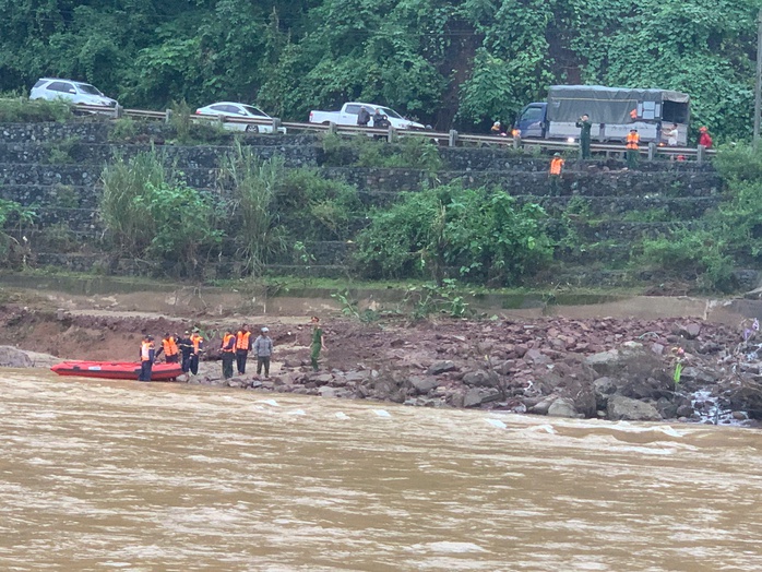 Thành viên cứu hộ bật khóc khi tìm thấy thi thể tài xế xe đầu kéo bị lũ cuốn trôi ở Quảng Trị- Ảnh 2.