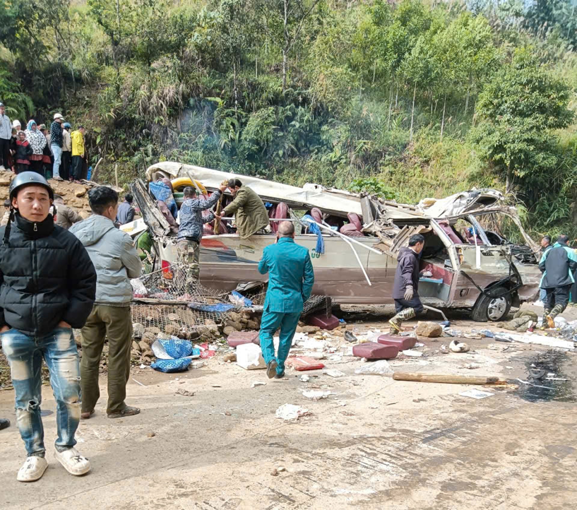 Hiện trường vụ lật xe khách khiến 9 giáo viên tử vong- Ảnh 1.